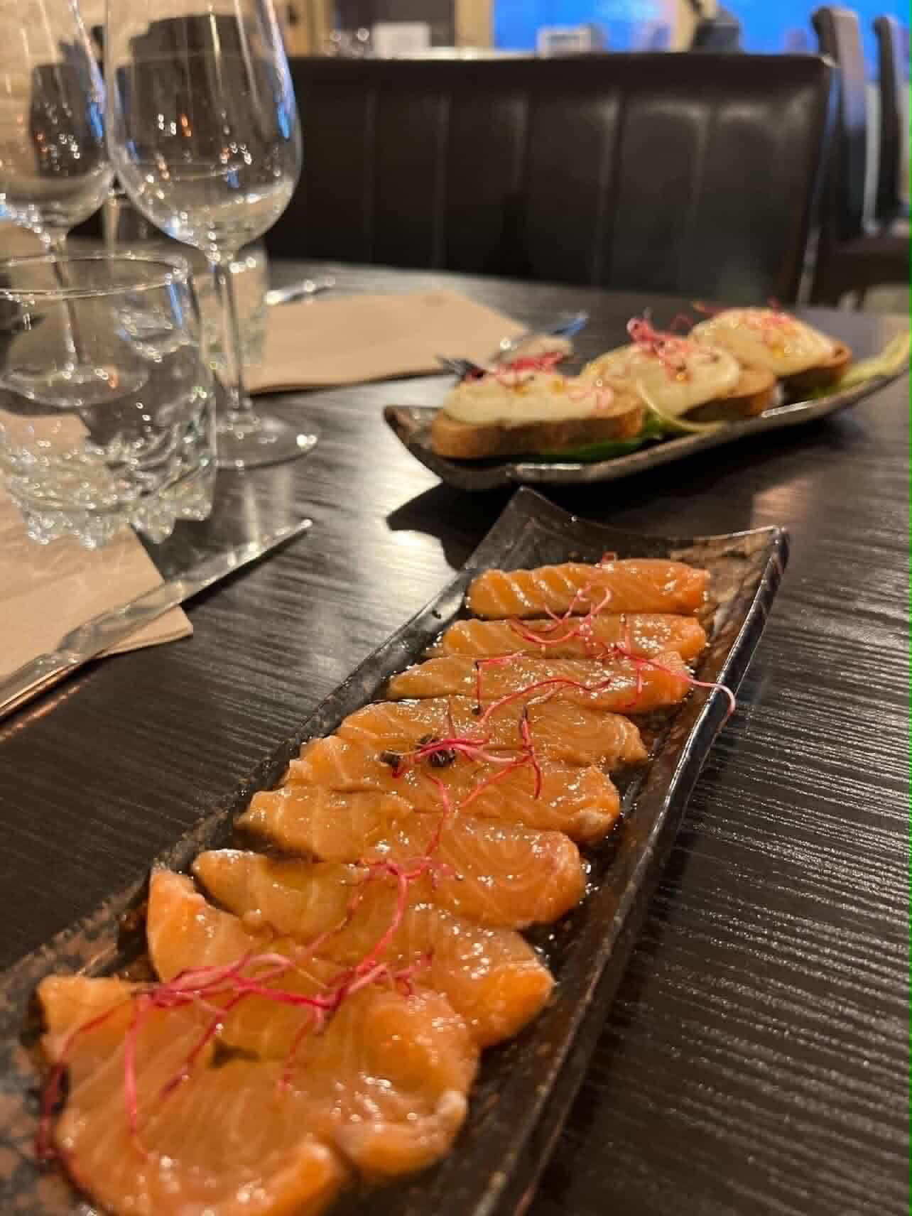 Tataki de saumon sauce ponzu et huile d'olive parfumée à la truffe - La Belle Vie - Toulon